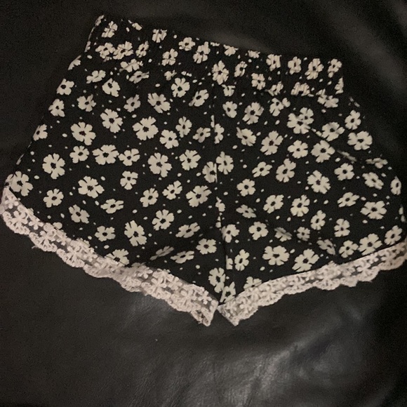 Montesquieu girl 3t girl, shorts, black, with white flower, pattern it - Picture 2 of 4